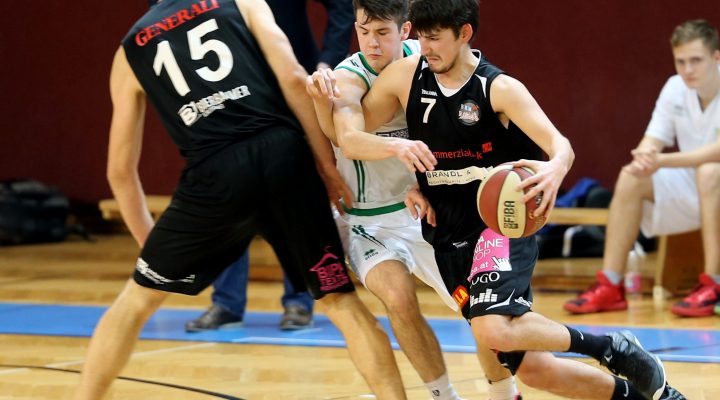 Basketball 2. Bundesliga. GD 12. Runde. KOS Celovec gegen Mattersburg Rocks. Peter Papic, (KOS Celovec), Bence Czukor, (Mattersburg). Klagenfurt, am 8.1.2017.Pictorial/Kuess
