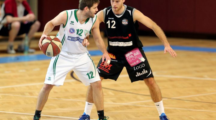 Basketball 2. Bundesliga. GD 12. Runde. KOS Celovec gegen Mattersburg Rocks. Christian Erschen, (KOS Celovec), Gmeiner Sebastian (Mattersburg). Klagenfurt, am 8.1.2017.Pictorial/Kuess