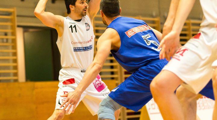09.04.2017 Basketball 2.Bundesliga Playoff VF Spiel 1 Mattersburg Rocks vs. Vienna D.C. TimberwolvesIm Bild: Stefan ULREICH (11), David Geisler (5) Copyright: Pictorial / M.Proell<a href=