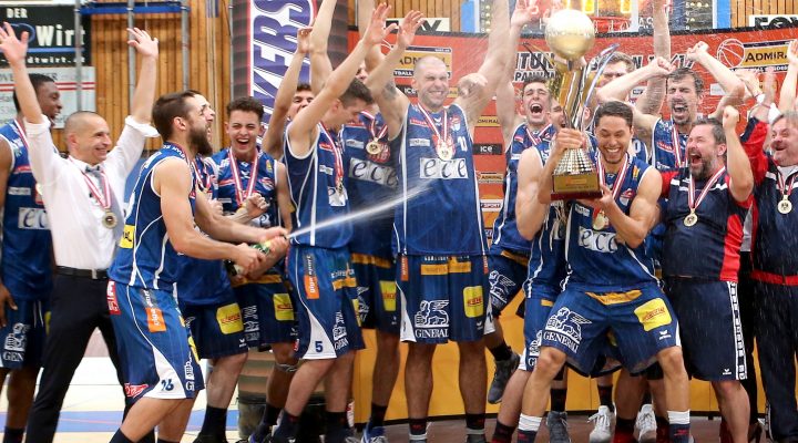 08.06.2017 Basketball ABL 2014/15 Playoff Finale Spiel 5 Oberwart Gunners vs. Kapfenberg Bulls
Im Bild (v.l.n.r.): Österreichischen Basketballmeister 2016/17, Kapfeneberg Bulls, Michael Schrittwieser (Head Coach), Tatjana Galova (Ass. Coach), Kareem Jamar (4), Bogic Vujosevic (5), Lukas Hahn (6), Marvin Riedl (7), Kushtrim Dvorani (8), Filip Krämer (9), Ian Moschik
Copyright Pictorial / M.Filippovits
office@pictorial.at
www.pictorial.at
+43 660 1412984